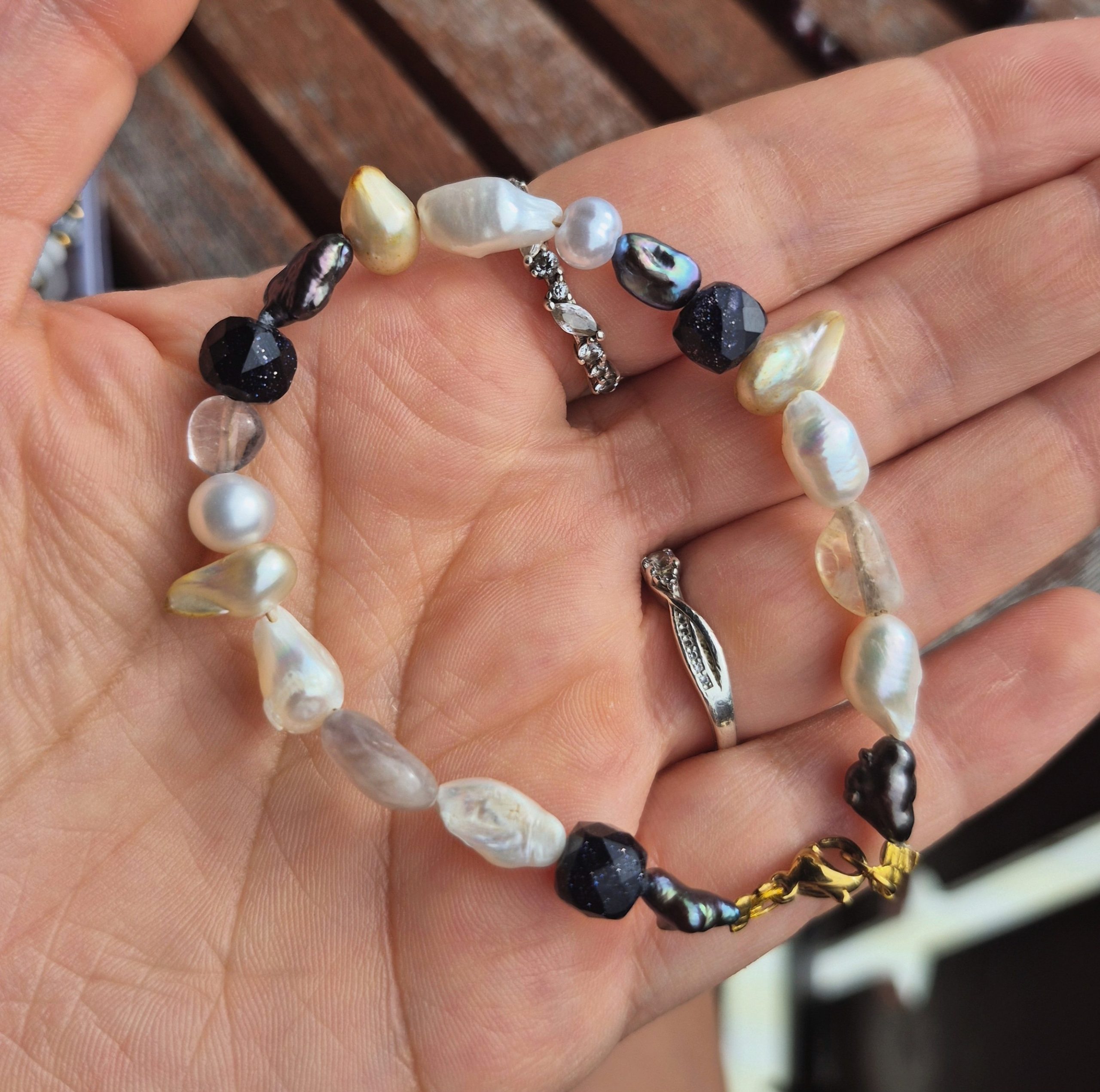 Goldfluss Perlmut Armband - Midnight Pearl – Bild 2